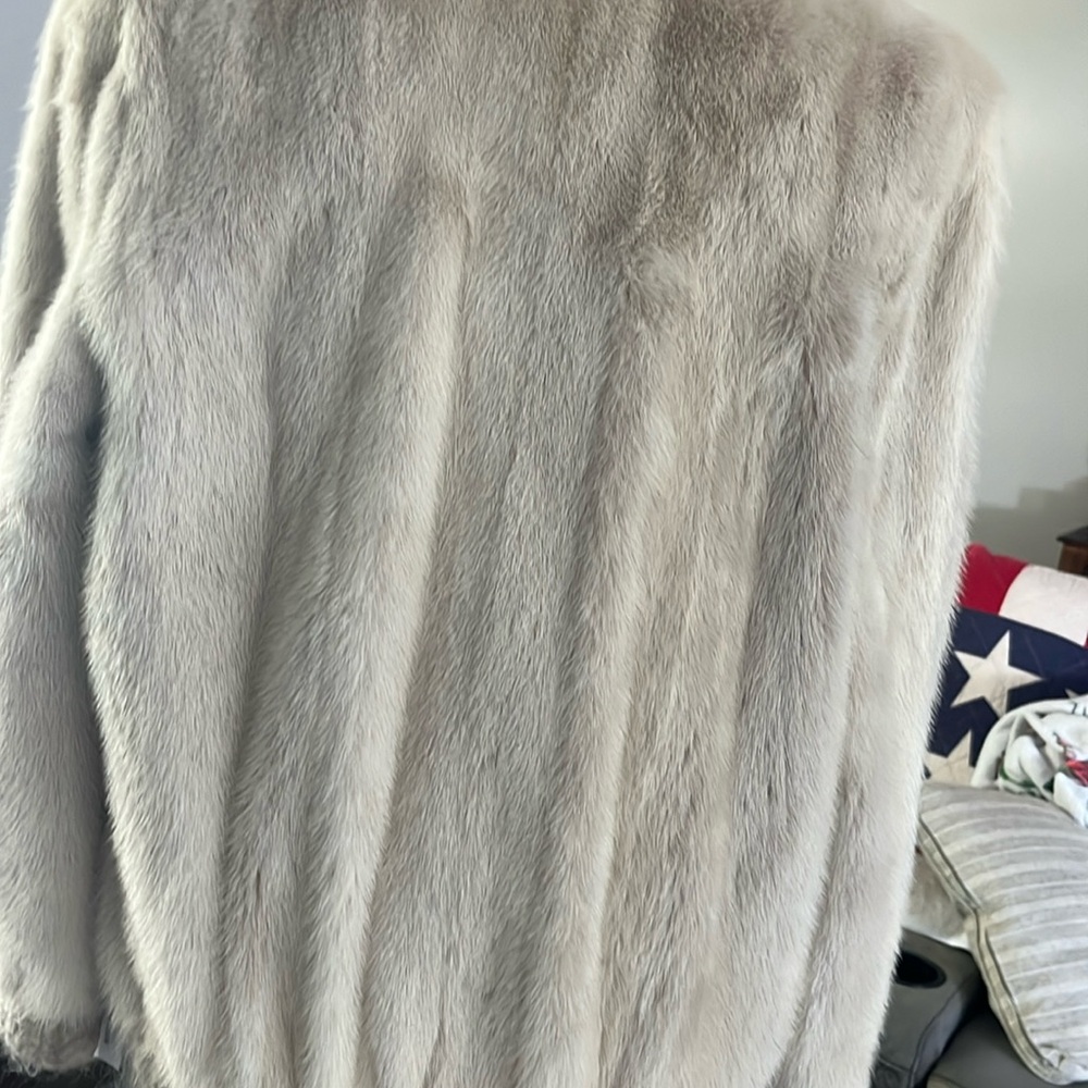 Rare Vintage Viola Sylbert Mink Coat
One of a kind! - Picture 2 of 16